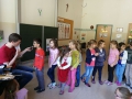 Musikschullehrer stellen Instrumente vor