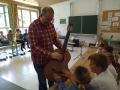 Musikschullehrer stellen Instrumente vor