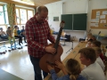 Musikschullehrer stellen Instrumente vor