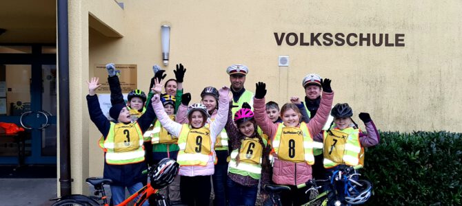 Frisch geprüfte Radfahrer:innen in der VS Weiten Frisch geprüfte Radfahrer:innen in der VS Weiten