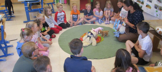 Schulanfängerkinder zu Besuch