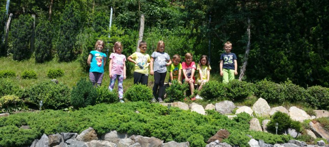 Die Kinder der 2. Schulstufe besichtigen die Weitentaler Gartenbahn