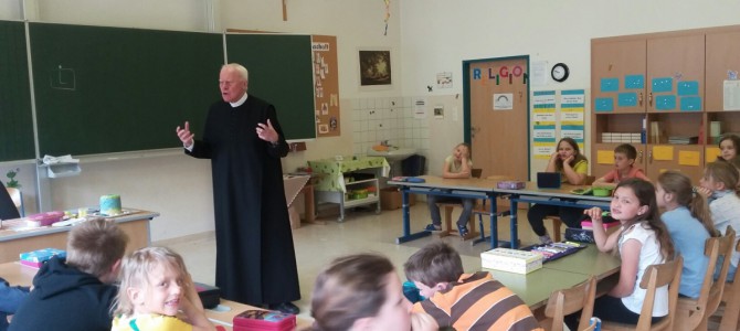 Besuch des Pfarrers in der 2. Klasse