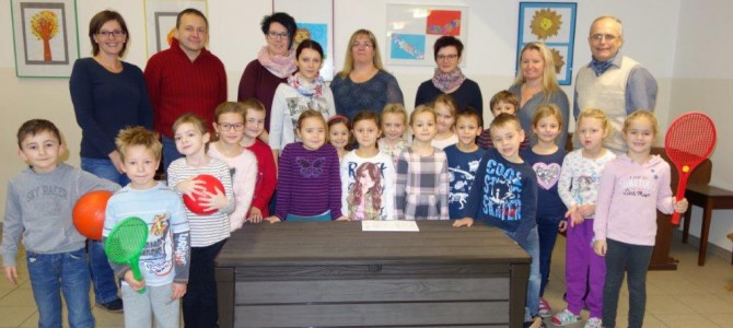 Elternverein kauft eine Aufbewahrungsbox für den Schulgarten