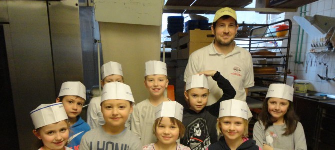 Die Erstkommunionskinder dürfen Brot backen